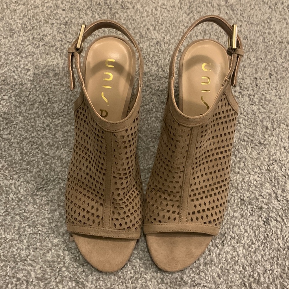 Size 10 tan Unisa sandals EUC